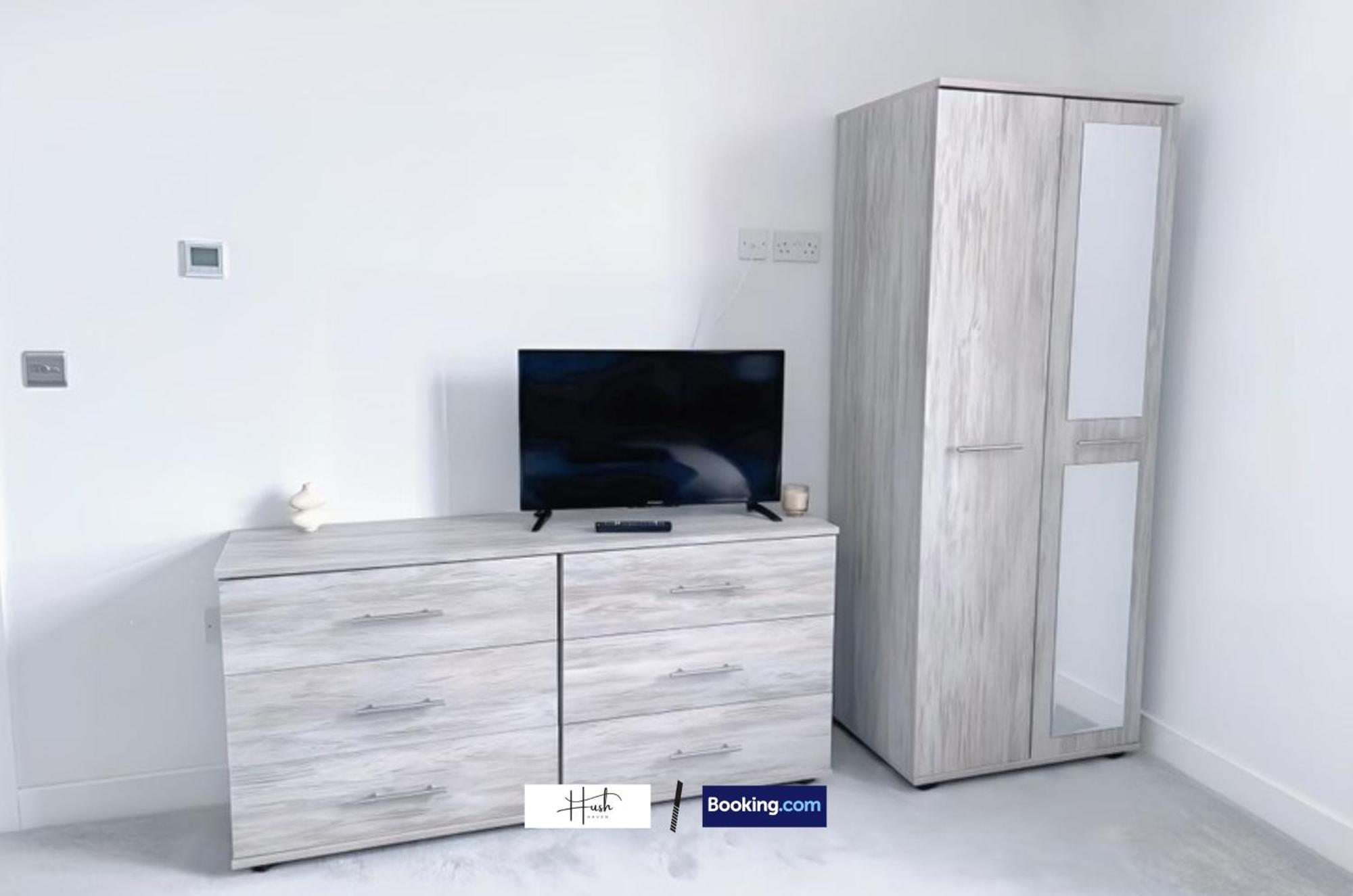 2 Bedroom At Hush Haven Homes Short Lets And Serviced With Netflix, Games & Wi-fi Apartment *